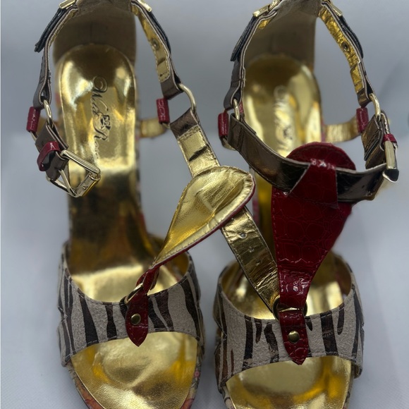 Stylish Animal Print Women's Shoe with Gold and Red Accents - Picture 4 of 9